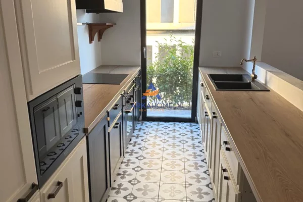 Shtepi me qera Apartament ne Tirane, 2+1, Mobilimi Pjeserisht e mobiluar, Pagesa 1,500  Euro.