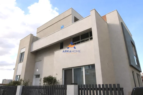 Casa in vendita 7+1 a Tirana - 800,000 Euro