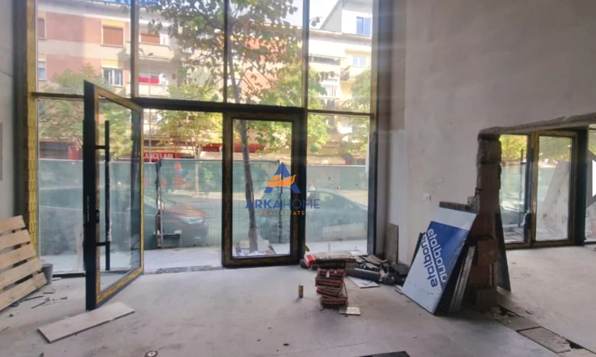 JEPET AMBIJENT KOMERCIAL ME QERA 125M2 "RRUGA BARRIKADA" 3.500 EURO