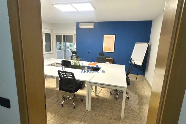 Ambient biznesi me qera 3+1 ne Tirane - 1,800 Euro