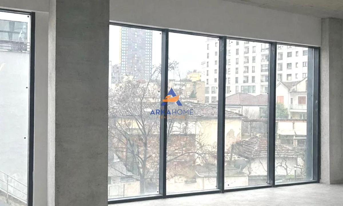 SHITET ZYRE 250M2 "TE RRUGA E BARRIKADAVE" 4500 EURO/M2