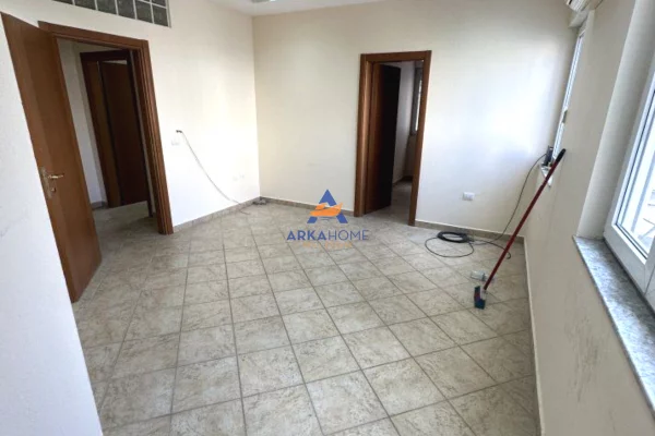 Ambient biznesi me qera 3+1 ne Tirane - 1,150 Euro