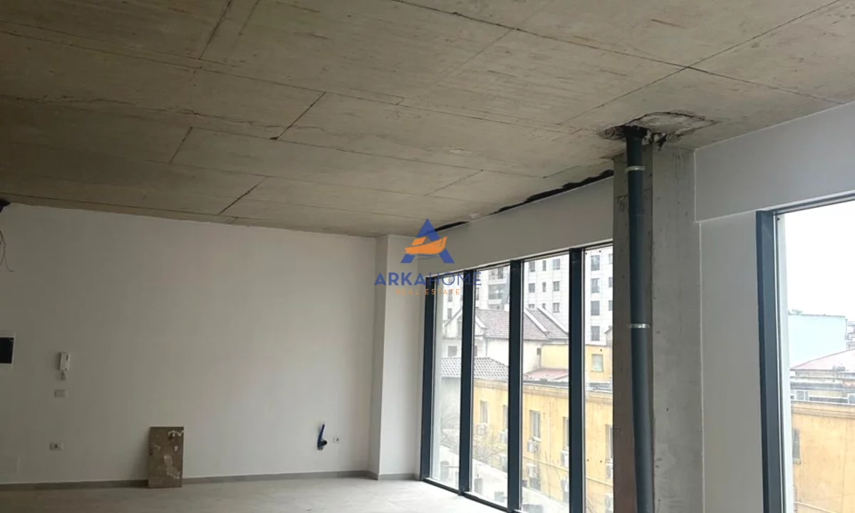 JEPET ZYRE ME QERA 365M2 "TE RRUGA E BARRIKADAVE" 7300 EURO