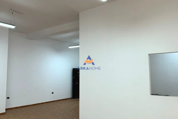 JEPET ME QERA AMBIENT BIZNESI 115M2 "TE RRUGA E DIBRES" 100.000 LEKE