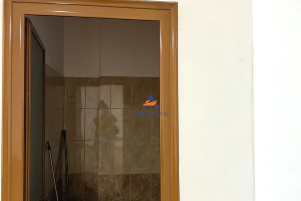 JEPET ME QERA AMBIENT BIZNESI 115M2 "TE RRUGA E DIBRES" 100.000 LEKE