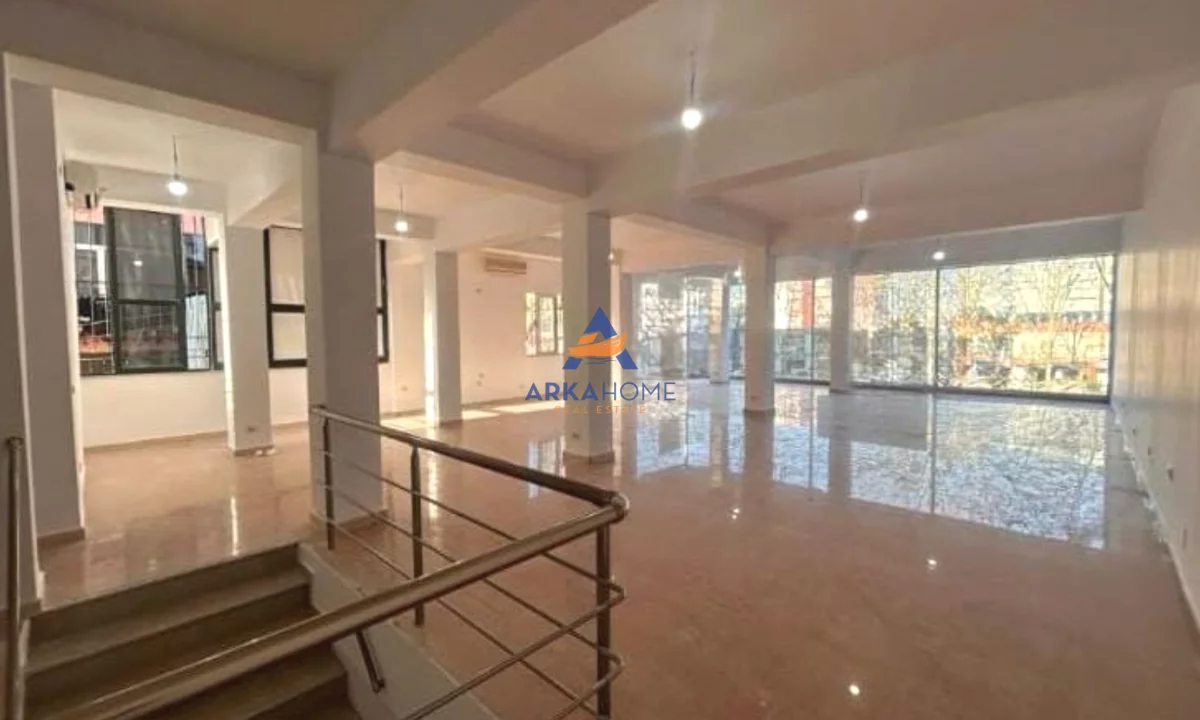 SHITET AMBIENT BIZNESI 240M2 "RRUGA DRITAN HOXHA" 540.000 EURO