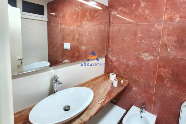 Shtepi me qera Apartament ne Tirane, 3+1, Mobilimi Pjeserisht e mobiluar, Pagesa 2,000  Euro.