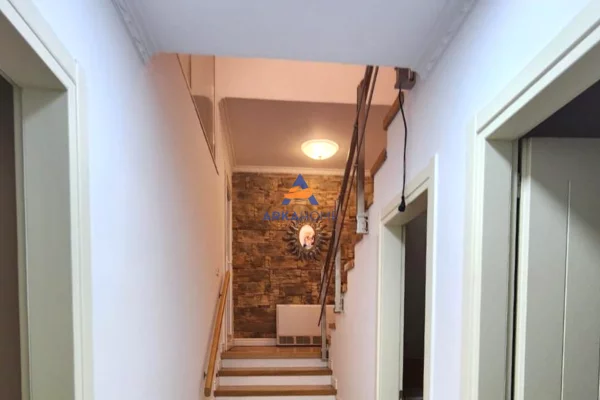 Shtepi me qera Apartament ne Tirane, 3+1, Mobilimi Pjeserisht e mobiluar, Pagesa 2,000  Euro.