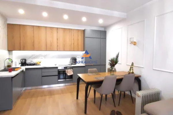 Appartamento in vendita a Tirana 2+1, Arredato