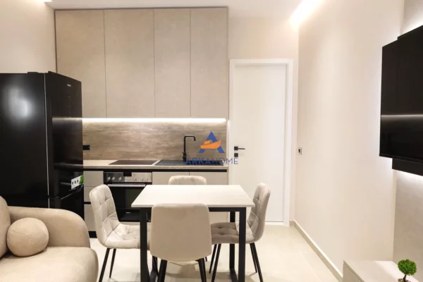 Shtepi ne shitje Apartament ne Vlore, 3+1, Mobilimi E mobiluar, Pagesa 215,000  Euro.