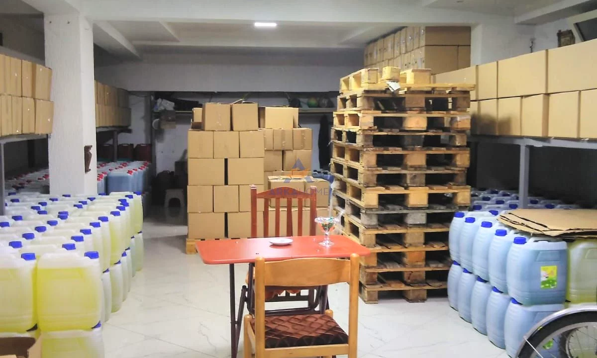 JEPET ME QERA AMBIENT BIZNESI / MAGAZINE 80M2 "PRANE UNAZES SE MADHE TE TIRANES" 500 EURO