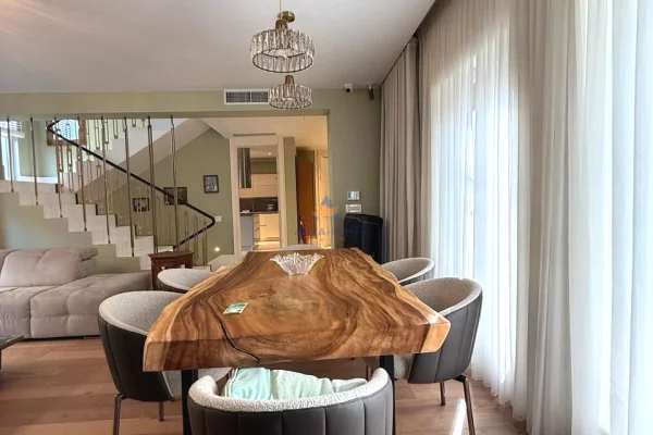 Shtepi ne shitje Vila Luksoze ne Tirane, 4+1, Mobilimi E mobiluar, Pagesa 1,380,000  Euro.