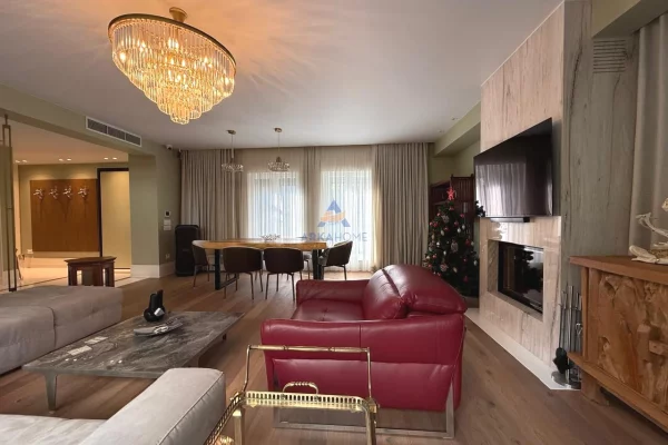 Shtepi ne shitje Vila Luksoze ne Tirane, 4+1, Mobilimi E mobiluar, Pagesa 1,380,000  Euro.