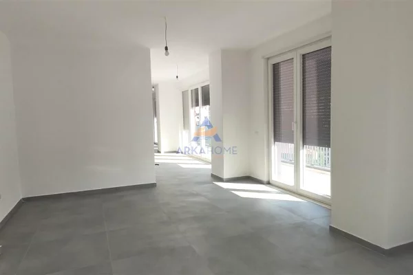 JEPET ME QIRA AMBIENT SHERBIMI 220M2 "RRUGA ALI BEGEJA , MBAS 9-KATESHIT TE PARE" 2500 EURO
