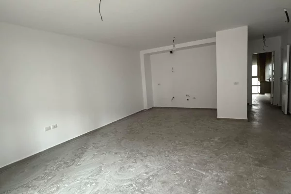 Shtepi ne shitje Apartament ne Durres, 1+1, Mobilimi Bosh, pa mobiluar, Pagesa 296,000  Euro.