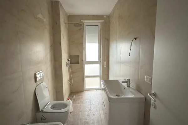 Shtepi ne shitje Apartament ne Durres, 1+1, Mobilimi Bosh, pa mobiluar, Pagesa 296,000  Euro.