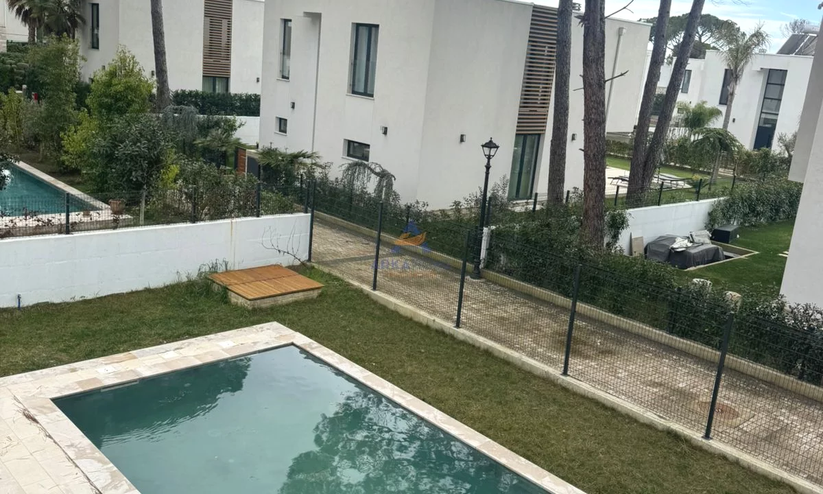 Shtepi ne shitje Vila Luksoze ne Durres, 2+1, Mobilimi Bosh, pa mobiluar, Pagesa 110,000  Euro.