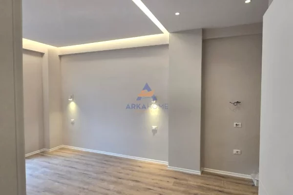 APARTAMENT ME QIRA PËR ZYRË 92M2 "KOMUNA E PARISIT,RRUGA VIKTOR EFTIMIU" 900 EURO