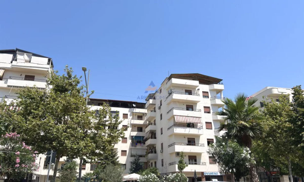 Shtepi ne shitje Apartament ne Durres, 2+1, Mobilimi E mobiluar, Pagesa 124,000  Euro.