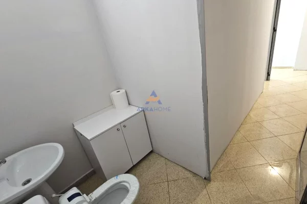 Ambient biznesi me qera 1+1 ne Tirane - 1,040 Euro