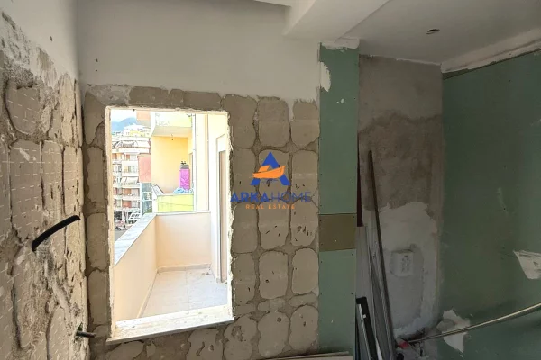 Shtepi ne shitje Apartament ne Tirane, 2+1, Mobilimi Bosh, pa mobiluar, Pagesa 125,000  Euro.