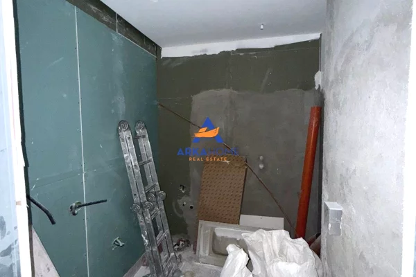 Shtepi ne shitje Apartament ne Tirane, 2+1, Mobilimi Bosh, pa mobiluar, Pagesa 125,000  Euro.