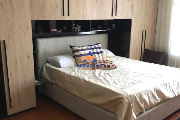 Shtepi ne shitje Duplex(shtepi me 2 kate) ne Tirane, 3+1, Mobilimi E mobiluar, Pagesa 400,000  Euro.