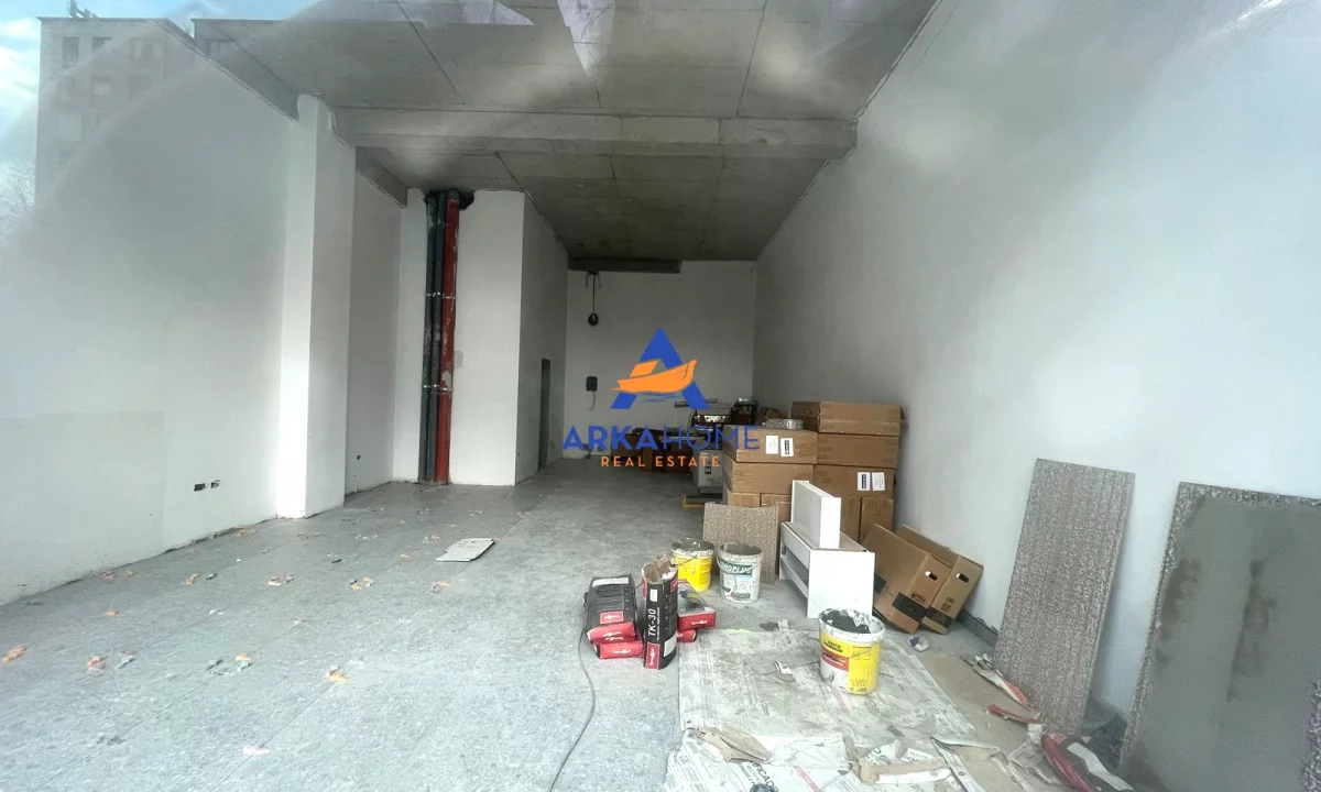 JEPET ME QERA AMBIENT BIZNESI 80M2 "RRUGA DRITAN HOXHA" 180.000 LEKE