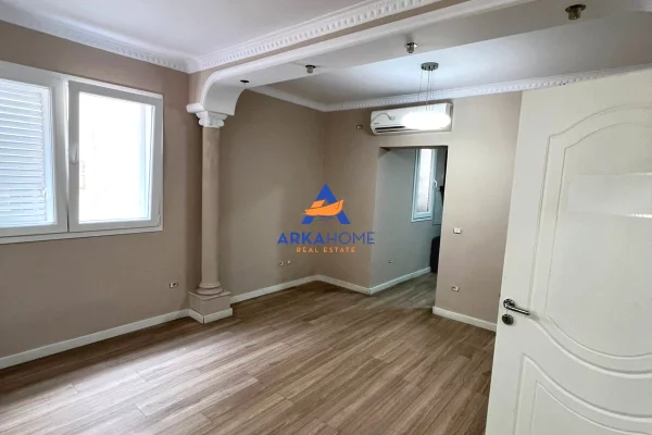 Appartamento in affitto a Tirana 7+1, Arredato