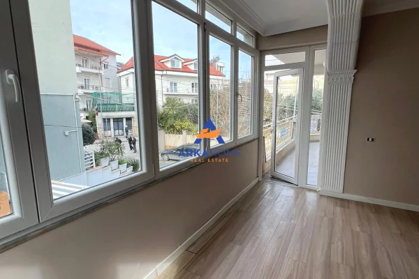 Appartamento in affitto a Tirana 7+1, Arredato