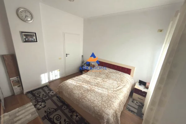 Shtepi ne shitje Apartament ne Tirane, 2+1, Mobilimi E mobiluar, Pagesa 125,000  Euro.