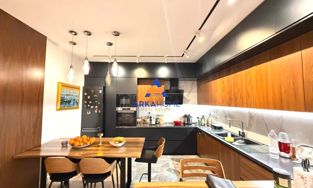 Shtepi ne shitje Duplex(shtepi me 2 kate) ne Tirane, 2+1, Mobilimi E mobiluar, Pagesa 355,000  Euro.