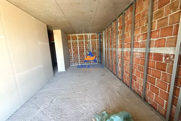 Shtepi ne shitje Apartament ne Tirane, 1+1, Mobilimi Bosh, pa mobiluar, Pagesa 248,040  Euro.