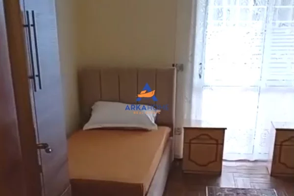 Shtepi ne shitje Apartament ne Tirane, 3+1, Mobilimi E mobiluar, Pagesa 166,666  Euro.