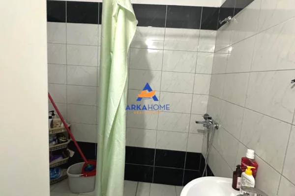 Shtepi ne shitje Apartament ne Tirane, 1+1, Mobilimi E mobiluar, Pagesa 115,000  Euro.