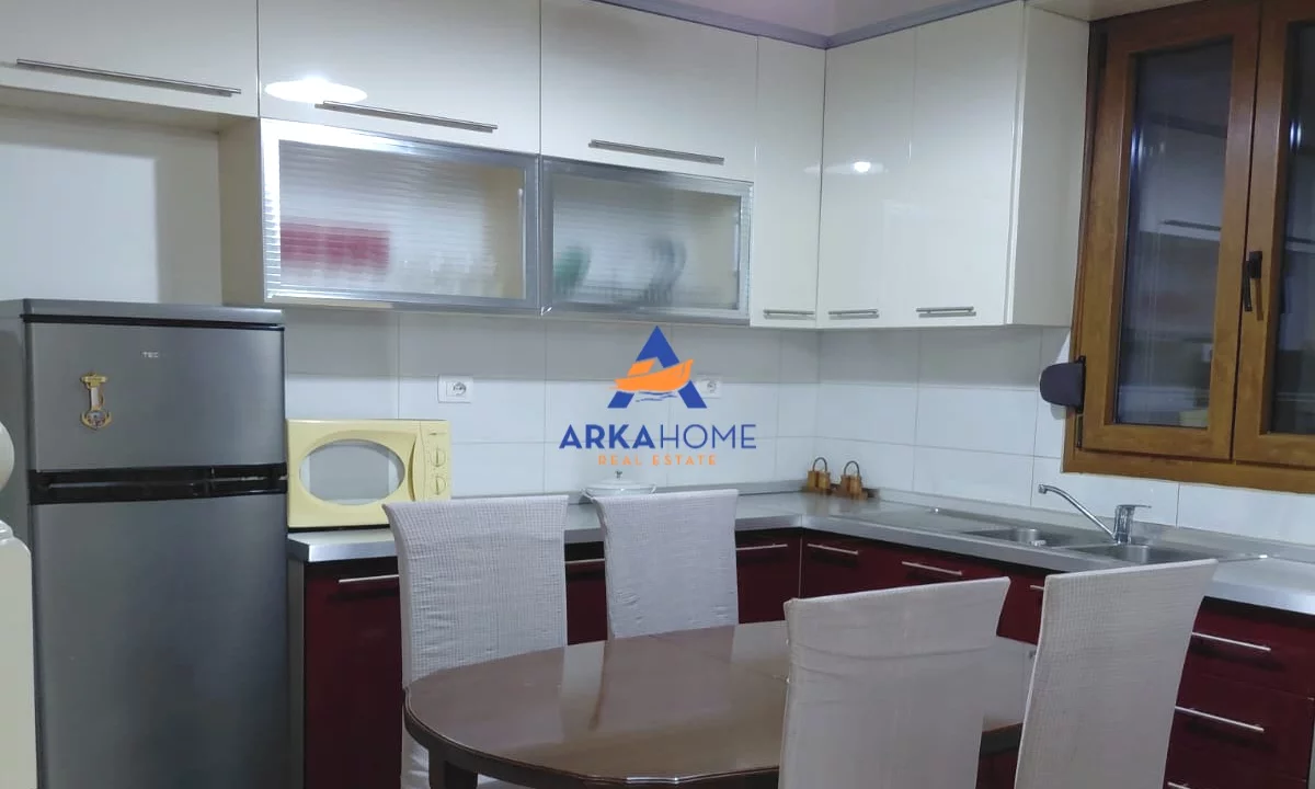 Shtepi me qera Apartament ne Tirane, 5+1, Mobilimi E mobiluar, Pagesa 1,300  Euro.