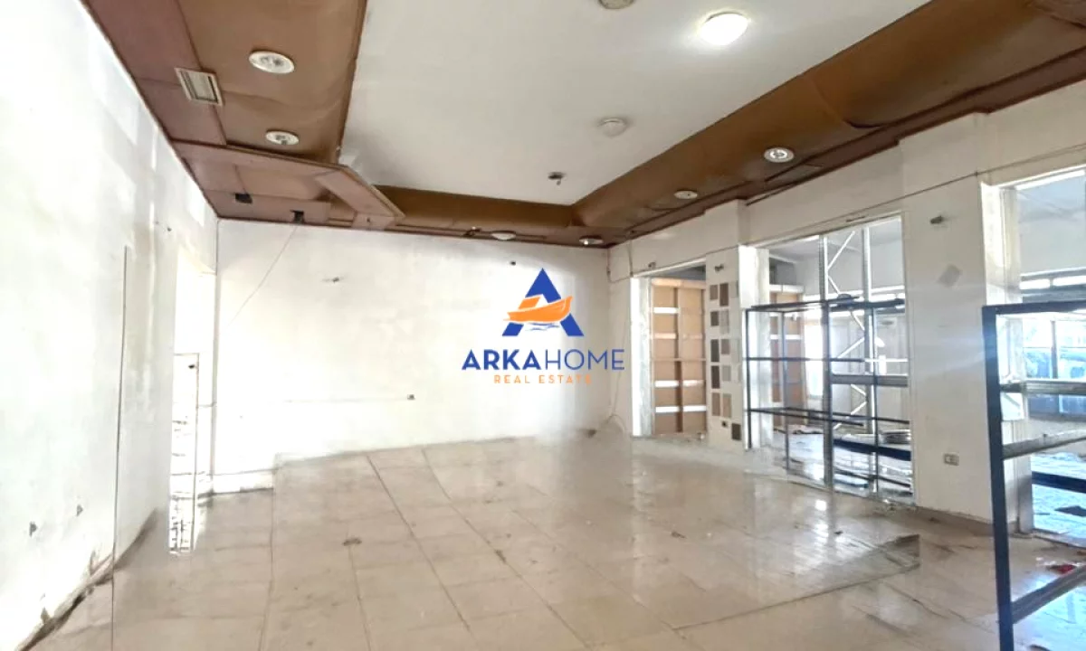 JEPET MAGAZINE ME QERA 300M2 "TE SPITALI AMERICAN 3" 120000 LEKE