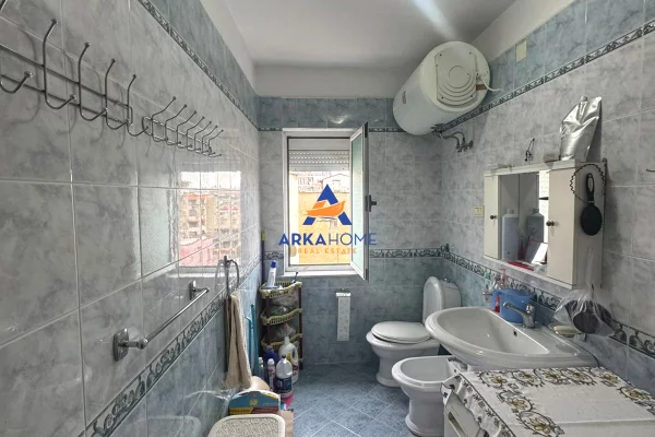 Shtepi ne shitje Apartament ne Tirane, 2+1, Mobilimi E mobiluar, Pagesa 128,000  Euro.