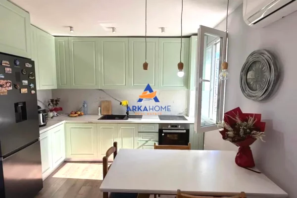 Shtepi ne shitje Apartament ne Tirane, 2+1, Mobilimi E mobiluar, Pagesa 137,000  Euro.