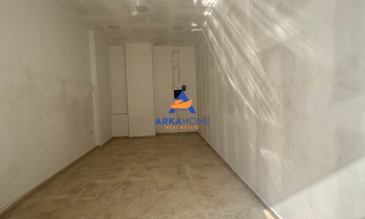 JEPET AMBIENT ME QERA 38M2 "PRANE KOMUNES SE PARISIT,ROBERT ZHVARC" 40000 LEKE