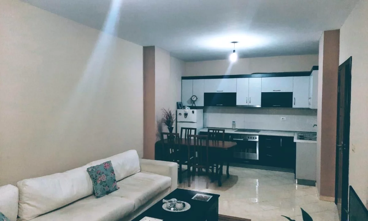 Shtepi ne shitje Apartament ne Tirane, 2+1, Mobilimi E mobiluar, Pagesa 145,000  Euro.