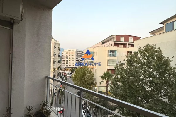 Shtepi ne shitje Apartament ne Tirane, 2+1, Mobilimi E mobiluar, Pagesa 233,000  Euro.