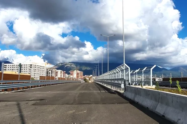 Shtepi ne shitje Apartament ne Tirane, Garsoniere, Mobilimi Bosh, pa mobiluar, Pagesa 63,457  Euro.