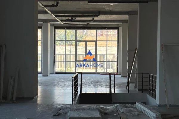 JEPET AMBIENT BIZNESI ME QERA 550M2 "BULEVARDI I RI" 4000 EURO