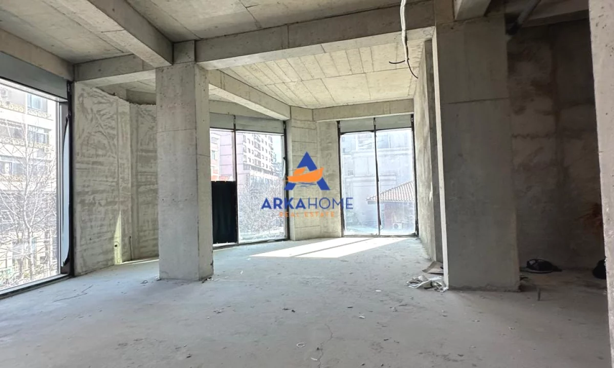 JEPET AMBIENT BIZNESI ME QERA 160M2 "RRUGA E BARRIKADAVE"230.000 LEKE