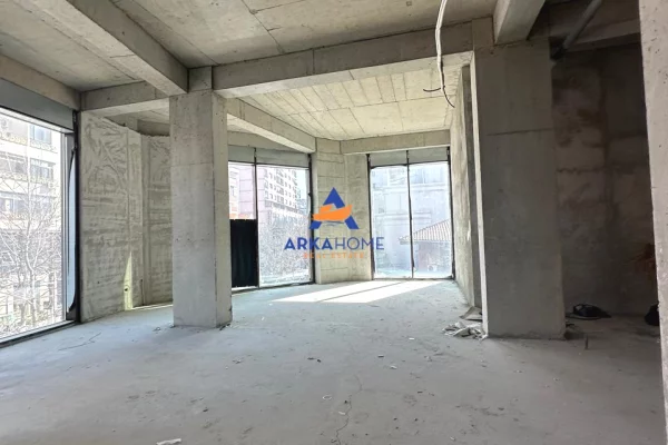 JEPET AMBIENT BIZNESI ME QERA 160M2 "RRUGA E BARRIKADAVE"230.000 LEKE