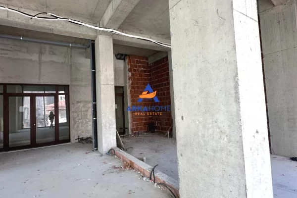 JEPET AMBIENT BIZNESI ME QERA 160M2 "RRUGA E BARRIKADAVE"230.000 LEKE