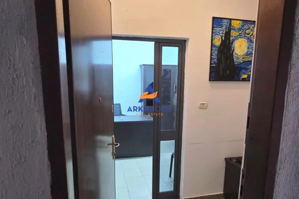 Ambient biznesi me qera 1+1 ne Tirane - 520 Leke