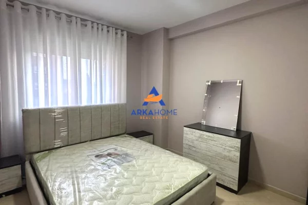 Shtepi me qera Apartament ne Tirane, 3+1, Mobilimi E mobiluar, Pagesa 1,000  Euro.