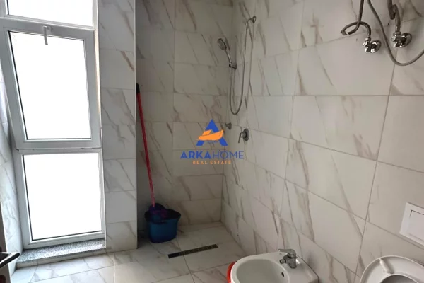 Shtepi me qera Apartament ne Tirane, 3+1, Mobilimi E mobiluar, Pagesa 1,000  Euro.